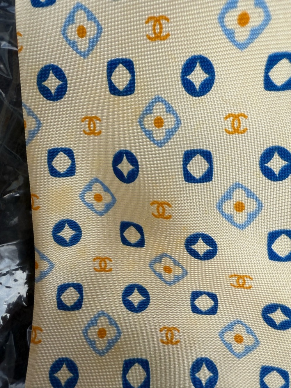 CHANEL Cream Tie with Blue and Gold Geometric Motif - Picture 2 of 5